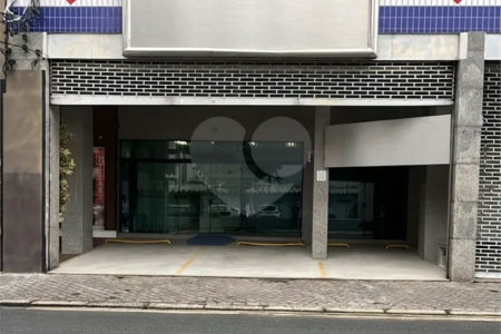 Imóvel comercial de 149 m² em Rudge Ramos, com pé-direito de 6 m, 3 vagas e localização estratégica. Excelente opção para investidores e negócios.