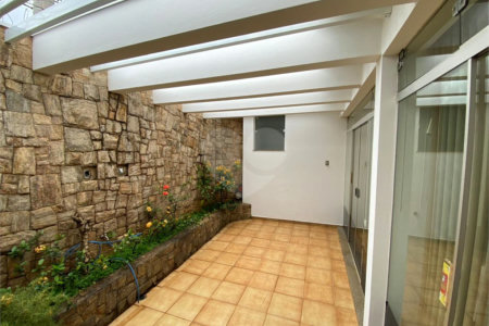 Casa Térrea com 3 suítes, sendo 1 suíte master.