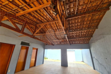 Casa à venda com 3 dormitórios, sendo 1 suite e ampla área de lazer no Jardim Brasil