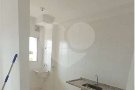 Apartamento no Condomínio Flor de Liz.