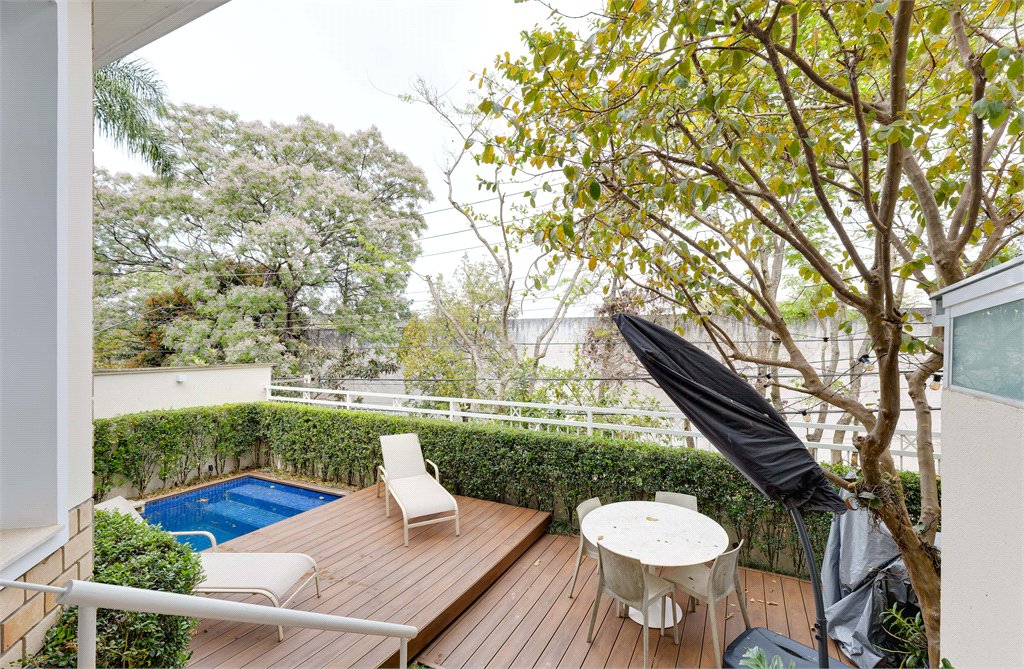 Casa à venda com 4 quartos, sendo 2 suítes, no condomínio Bristol Village, São Paulo - SP
