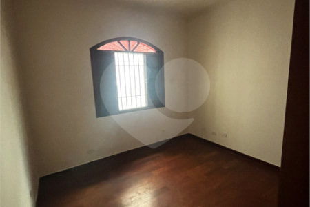 Casa com 70m², 3 dormitórios, sendo 1 suíte, 4 vagas, à venda no bairro do Ipiranga.