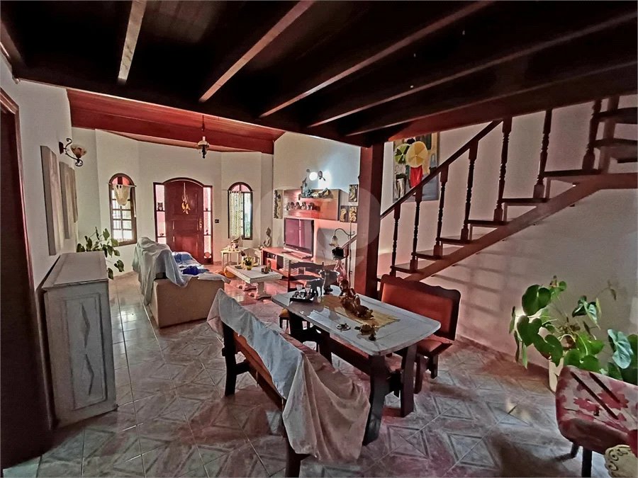 Casa à venda em Atibaia com 5 dormitórios (1 suíte), piscina e área gourmet, 2 vagas garagem, avalia permuta e financiamento