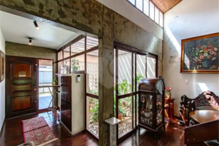 Casa para locação no Jardim da Saúde – São Paulo Imóvel amplo e elegante, com 360 m² de área construída em terreno de 400 m²