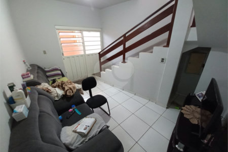 Sobrado à venda com excelente distribuição de espaços