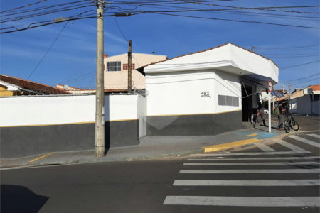 Casa com Salão Comercial no Aracy