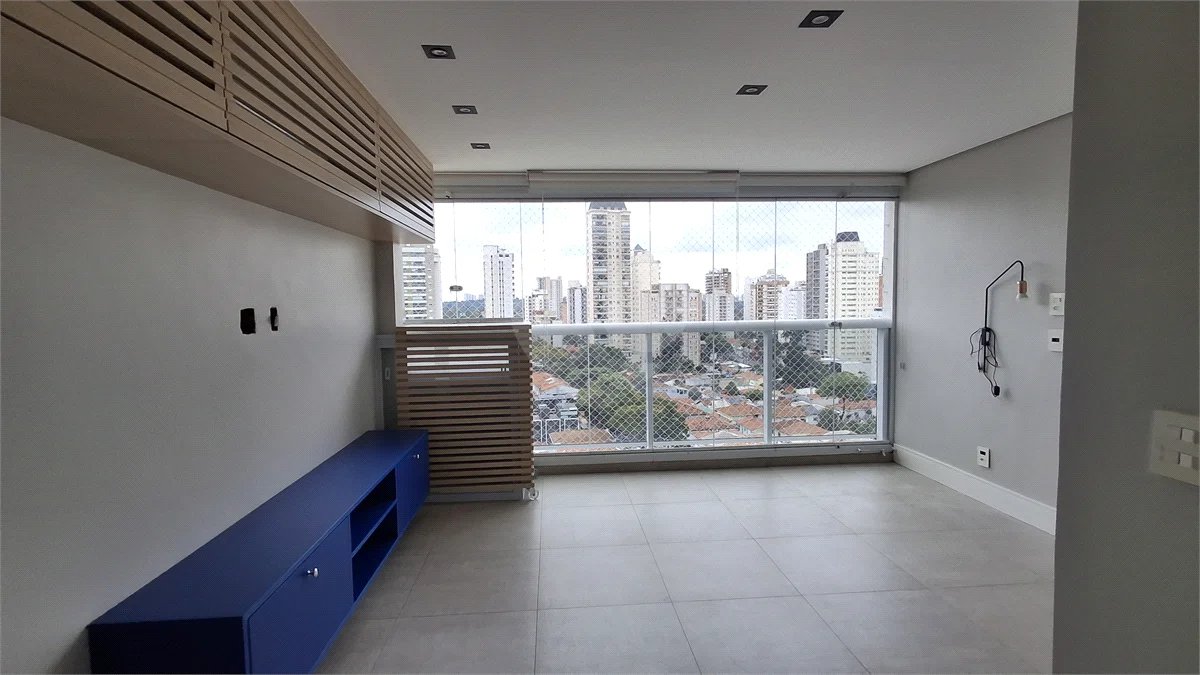 Apartamento com 2 vagas no Campo Belo