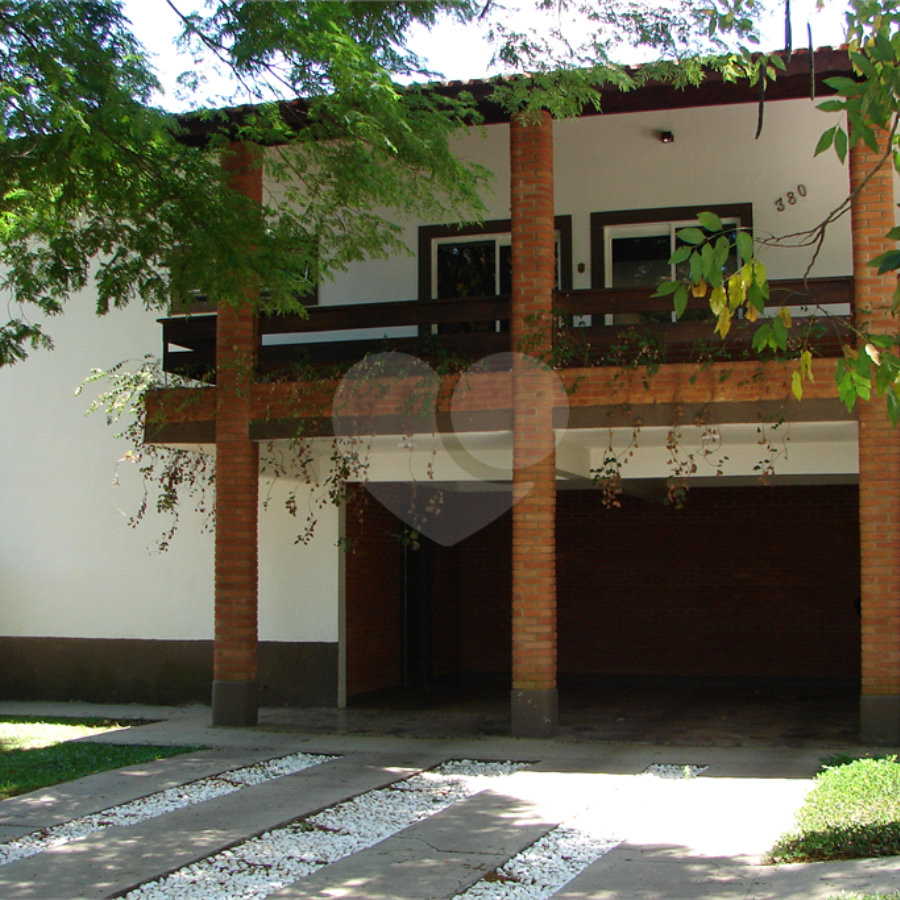 Casa térrea ,em local tranquilo com escritório, dependência de empregada em 1.300m² de terreno