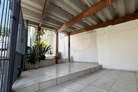Casa com 132m² de terreno, 2 dormitórios, 2 vagas de garagem e próximo ao metrô.