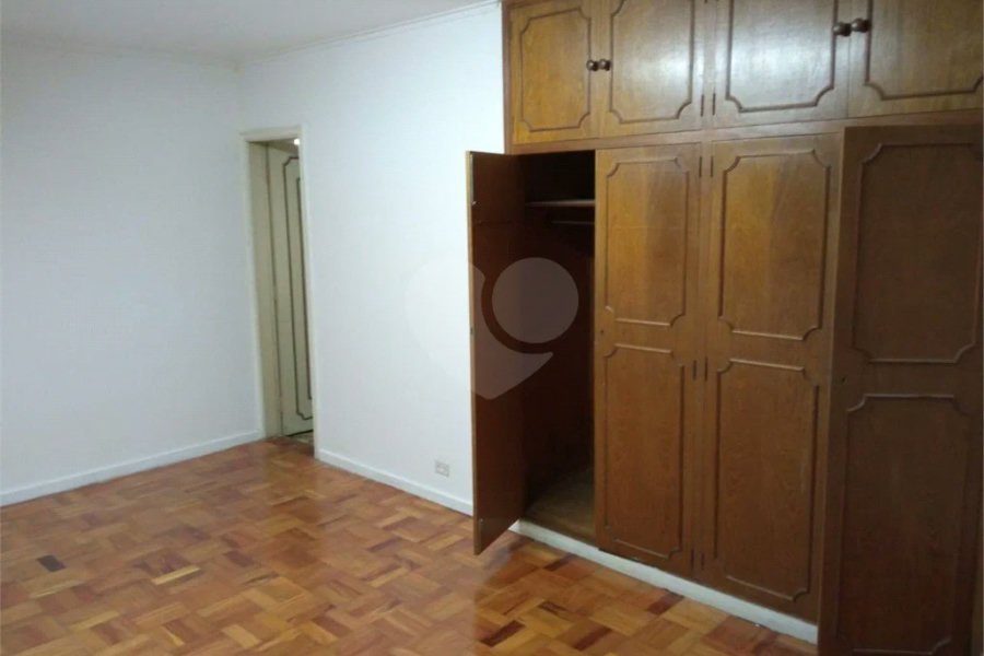 Excelente Sobrado com 04 suítes. Venha fazer uma visita.
