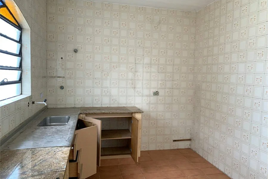 Casa espaçosa com 3 quartos, suíte, quintal e 2 vagas na Vila Santa Catarina