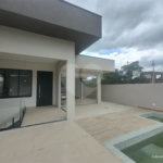 Casa exclusiva em Atibaia de alto padrão com 3 suítes, piscina, espaço gourmet, condomínio fechado, aceita financiamento