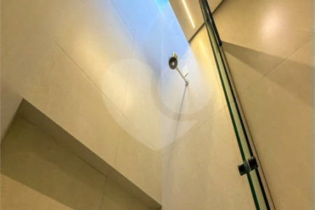 Indaiatuba - Condominio Sapezal - R$ 2.400.000,00 - Área Total 360,00 m² - Área Construída 213,32 m² - TÉRREA - 03 suítes sendo a master com closet; - Escritório; Lavabo; Cozinha com cooktop e planejados; Gourmet com churrasqueira; Ambientes preparados para ar condicionado; Piscina com cascata,