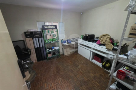 Casa térrea à venda com amplo quintal e grande potencial na Vila Nery