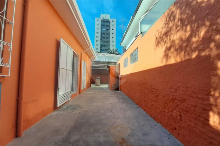 EXCELENTE CASA COMERCIAL EM ESQUINA, OPORTUNA E MAIS QUE ESPECIAL. Venha Conferir.