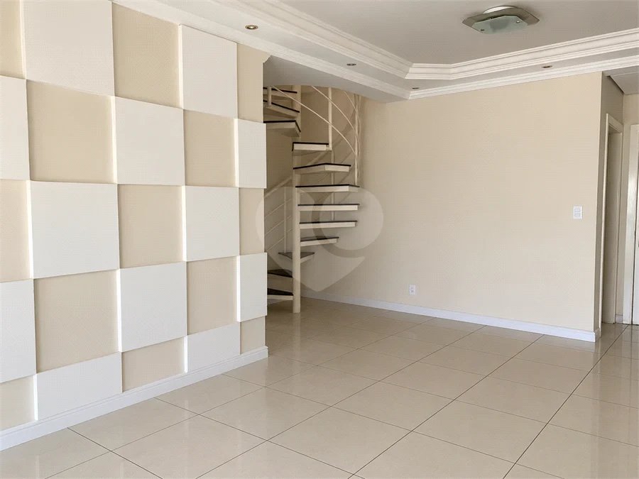 Cobertura de 255 m² com 3 dormitórios, 1 suíte, cozinha planejada, 2 vagas e área gourmet com churrasqueira.