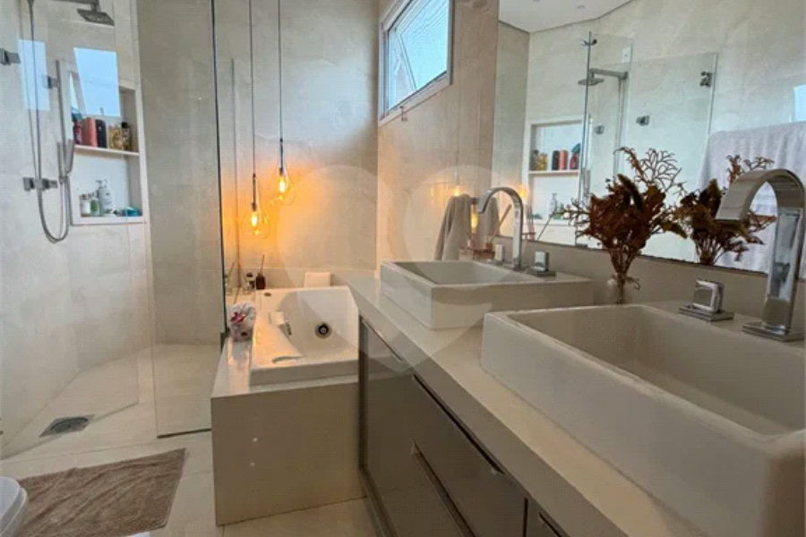 Casa de alto padrão em condomínio exclusivo com 4 suítes