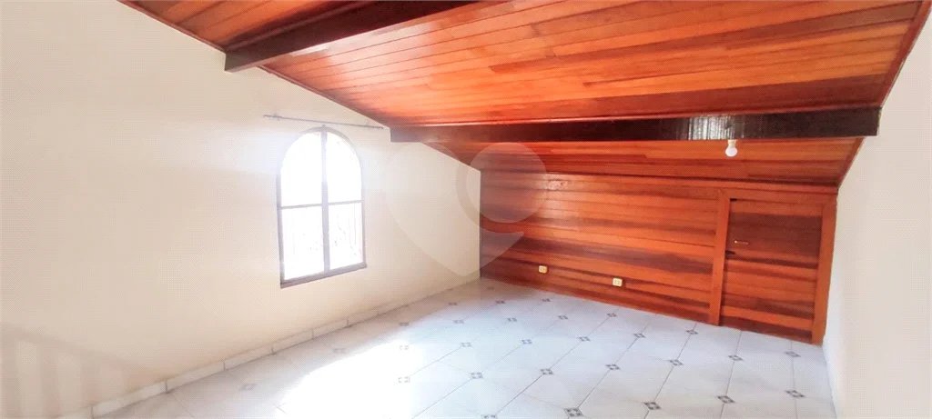 Casa com 180m², 3 dormitórios, 1 vaga, à venda na Vila Scarpelli em Santo André.