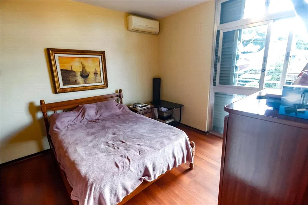 Sobrado à venda com 4 quartos, sendo 3 suítes, em Vila Sônia, São Paulo, SP