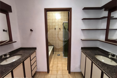 Casa á venda na Avenida Pau Brasil.
