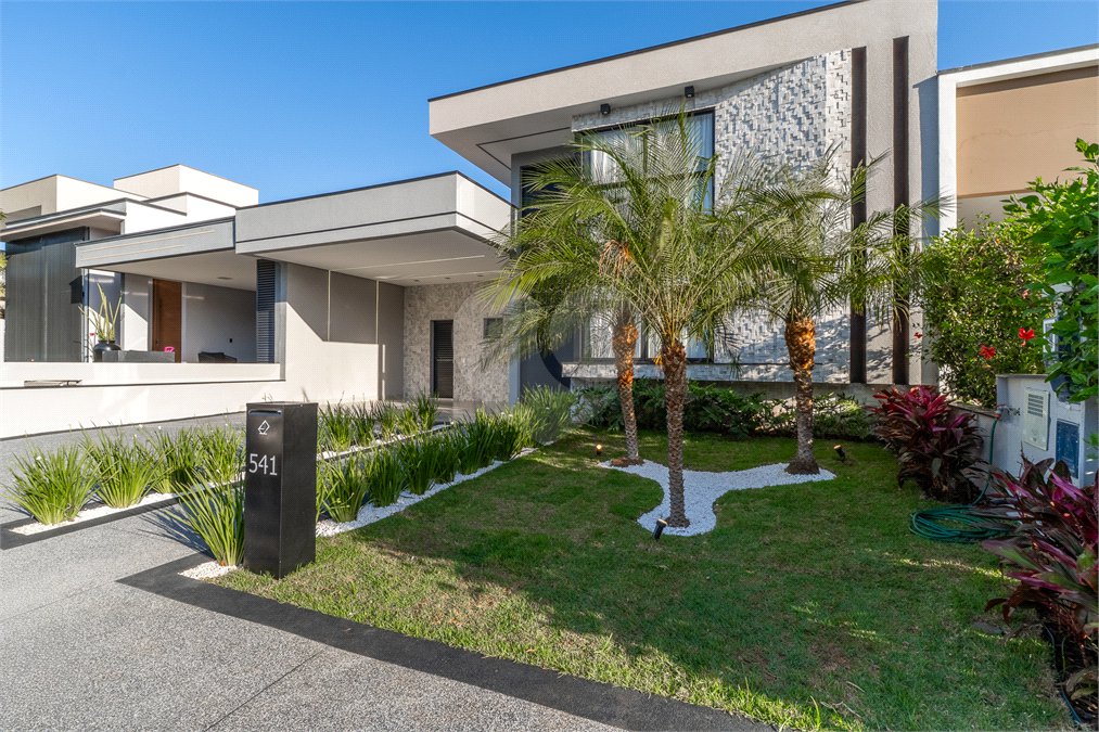 Indaiatuba - SP - Condominio Dona Lucilla - Valor R$2.295.000,00 - 3 suítes + escritório + lavabo - Terreno: 300m2 - Construção: 188m2 - Diferenciais - Móveis planejados no escritório, sala de TV, lavabo, cozinha, área gourmet, lavanderia, banheiros e closet - Ar condicionado em todos os ambie