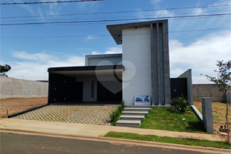Casa no condomínio Parque Faber IV