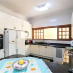 Casa com 3 dormitórios sendo 3 suítes com 03 vagas de garagem.