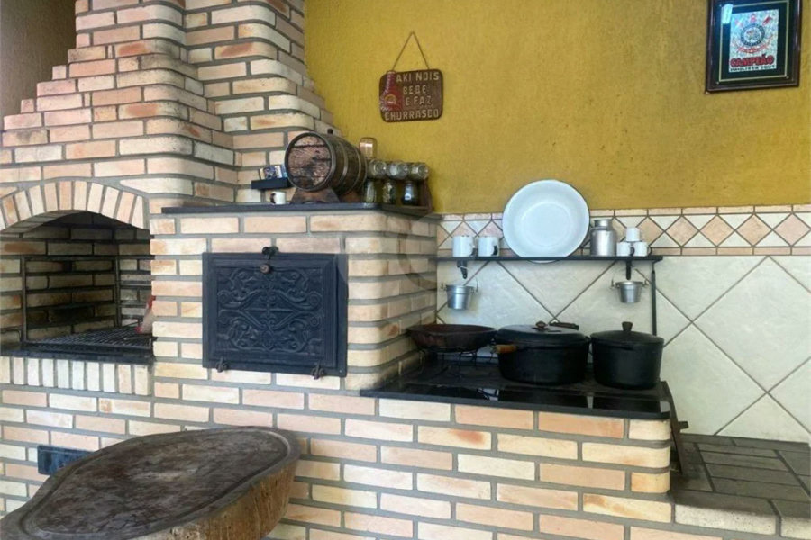 Sobrado à venda com 150 metros de área util e possui 3 dormitórios, sendo 1 suíte.