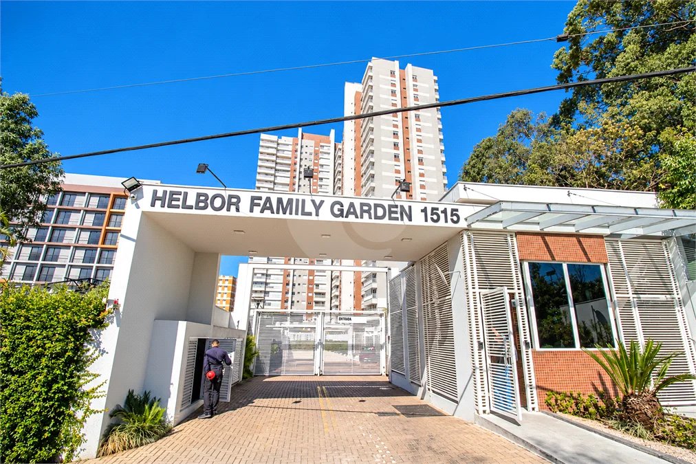 Apartamento de 127 m² em andar alto, com vista livre, 3 suítes planejadas, sacada gourmet envidraçada, 2 vagas e lazer completo, próximo ao Shopping Golden Square e à Avenida Kennedy.