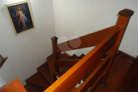 Sobrado com 4 quartos sendo 2 suítes.
