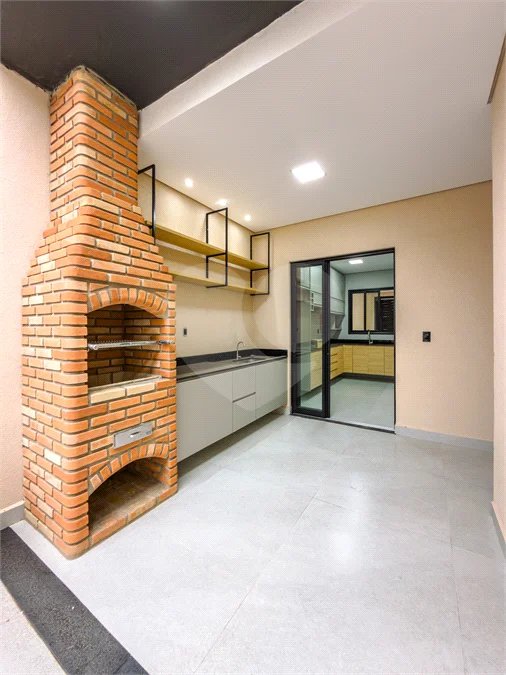 Indaiatuba - Jardim Bom sucesso - Área total: 150m² - Área construída: 115m² - 3 dormitórios sendo 1 suíte com armário planejado;Sala para dois ambientes; Banheiros com box gabinetes e espelhos; Área gourmet com churrasqueira a carvão e móveis planejados; Lavanderia coberta; Ar condicionado na sala