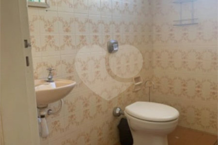 Casa térrea com 3 dormitórios, sendo 1 suíte .