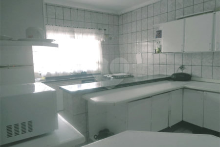Casa Térrea com 3 dormitórios, sendo 1 suíte.