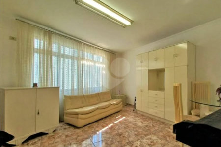 Sobrado à venda 241m² na Vila Mariana 04 dormitórios, 01 suíte e 03 vagas.