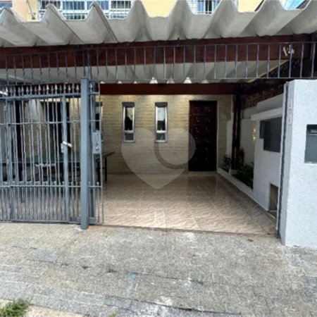 Excelente oportunidade para investidores: três casas locadas, renda mensal imediata e localização estratégica na Saúde!!