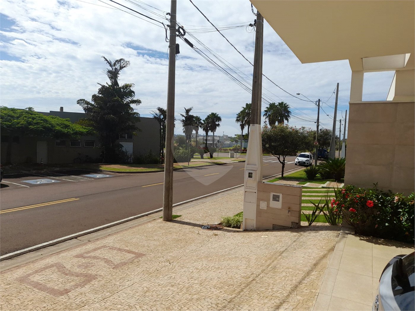 Casa à Venda no Condomínio Damha III – Elegância e Conforto para sua Família
