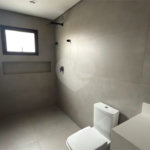 Sobrado de alto padrão no Swiss Park, totalmente reformado, com 4 suítes, piscina, elevador, espaço gourmet, 4 vagas e condomínio com lazer completo.