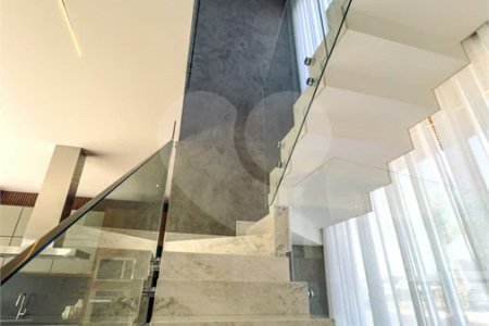 Indaiatuba - Condominio Villa Sapezal - 318 m² de Terreno - 230 m² de Área Construída - 3 suítes, sendo 1 Master com closet planejado - Sala de TV - Sala de estar integrada à Sala de jantar - Cozinha com móveis planejados - Despensa - Escritório planejado - Lavabo - Piscina com preparação para aquec