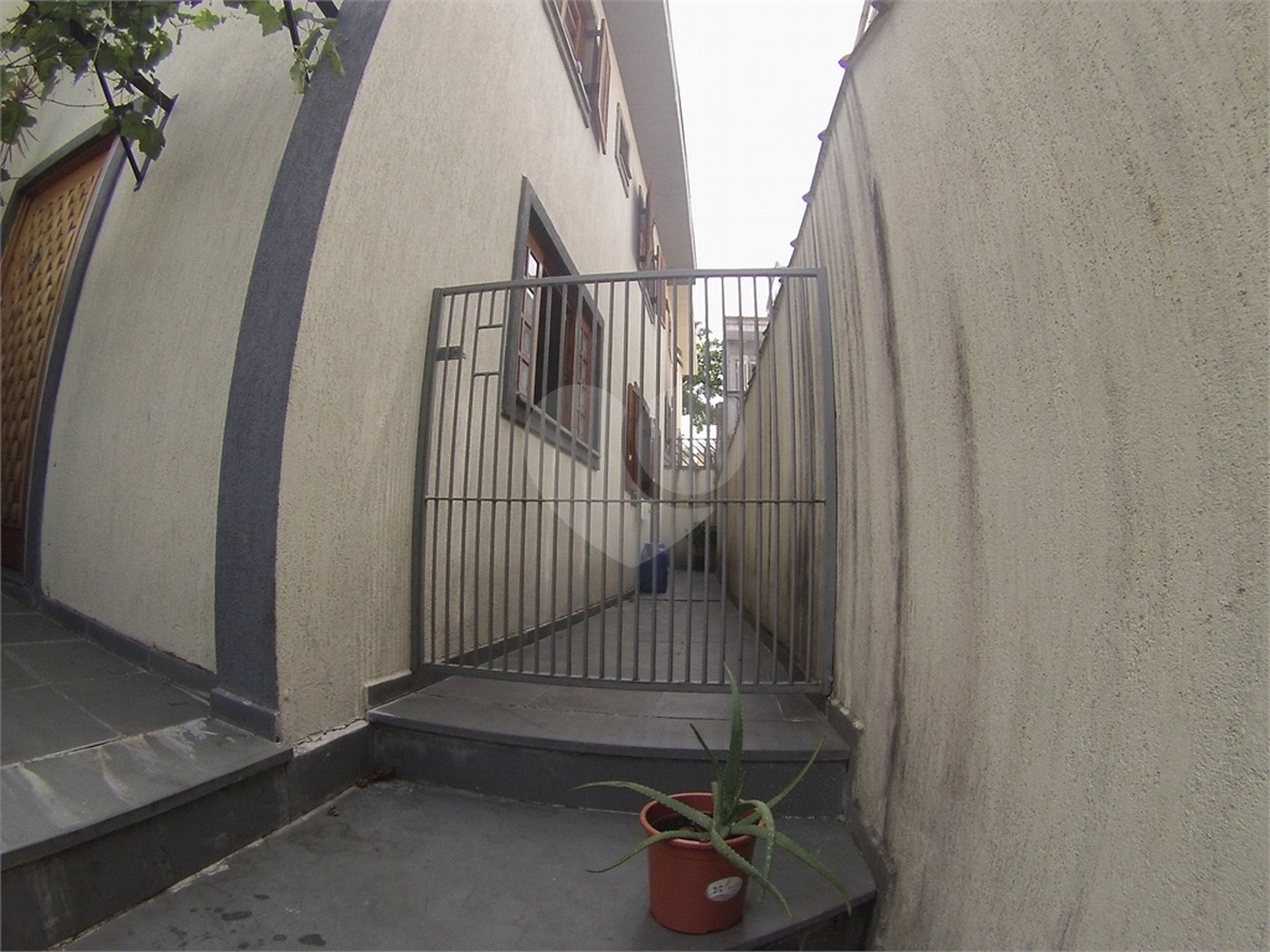 Sobrado com 4 quartos sendo 2 suítes.