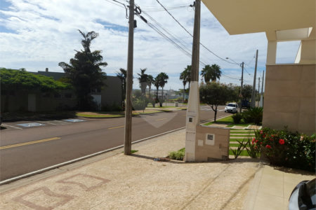 Casa à Venda no Condomínio Damha III – Elegância e Conforto para sua Família