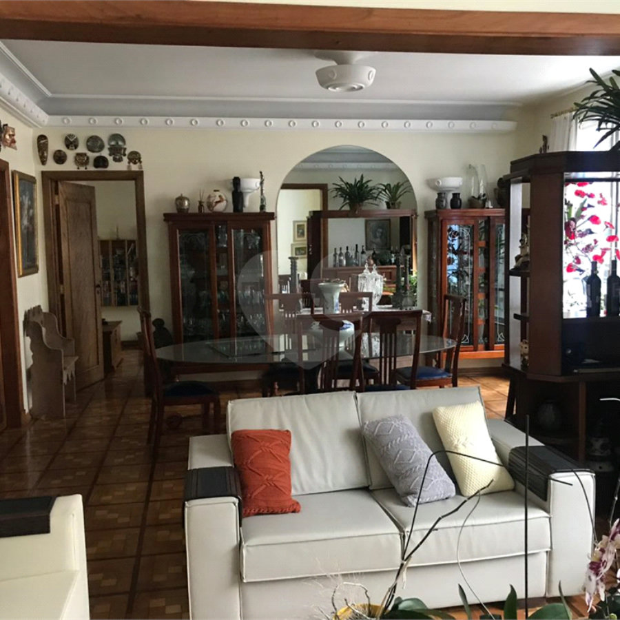 Apartamento de 345m2, 1 por andar.4 dormitórios (sendo 1 suite e 1 closet).
