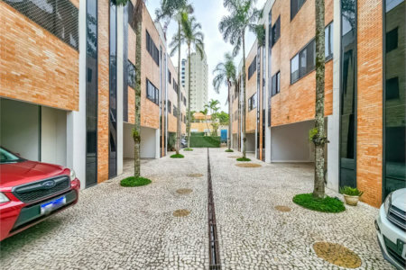 Casa em condomínio à venda na Granja Julieta