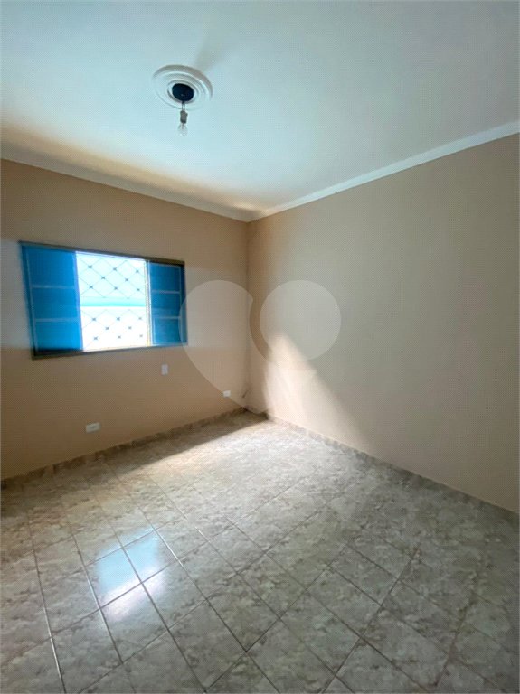 Casa Térrea com 3 dormitórios, sendo 2 suítes.