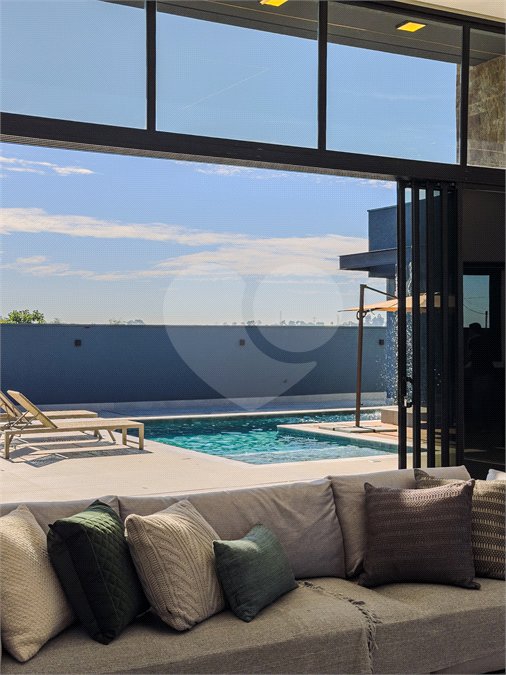 Indaiatuba - Quintas da Terracota - 1252 m² de terreno - casa térrea com 514 m² de área construída -3 vagas de garagem cobertas e 3 descobertas Lavabo - Sala de estar e jantar amplas e integradas - Escritório privativo - Cozinha toda equipada com geladeira, forno, micro-ondas, lava-louças,