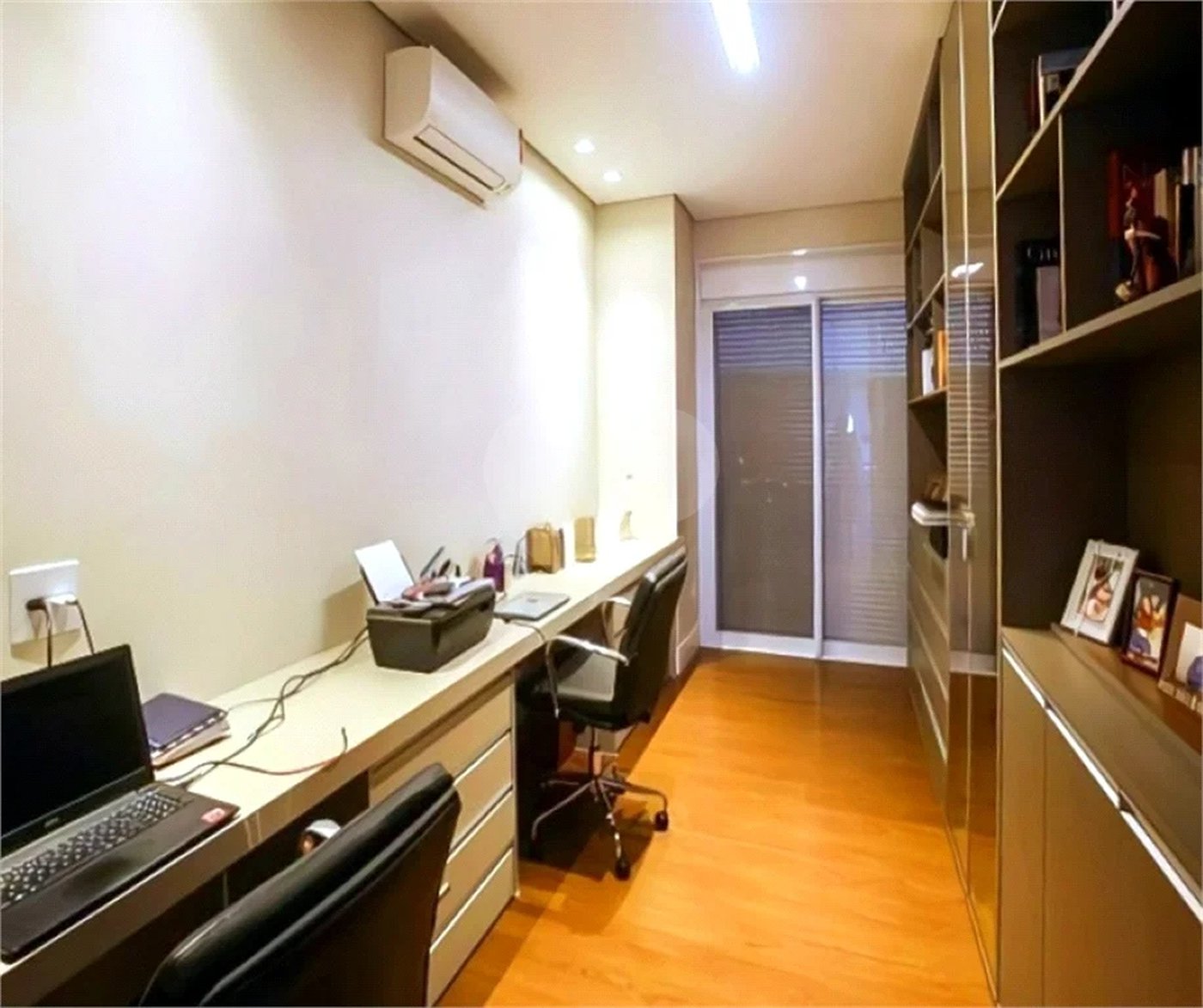 Casa de Alto Padrão em Condomínio com 4 suítes.