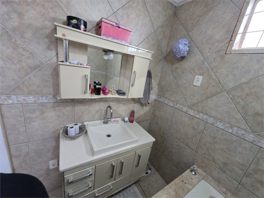 Casa térrea à venda no Douradinho com 2 quartos e edícula com mais dois quartos e 2 banheiros.