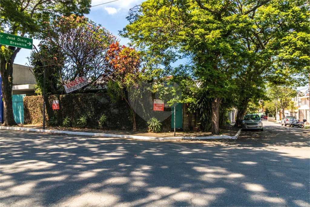 Casa à venda em Moema de 280m² com 4 dormitórios, sendo 1 suíte e 2 vagas de garagem.