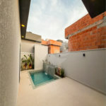 Indaiatuba - Condominio Sapezal - R$ 2.400.000,00 - Área Total 360,00 m² - Área Construída 213,32 m² - TÉRREA - 03 suítes sendo a master com closet; - Escritório; Lavabo; Cozinha com cooktop e planejados; Gourmet com churrasqueira; Ambientes preparados para ar condicionado; Piscina com cascata,
