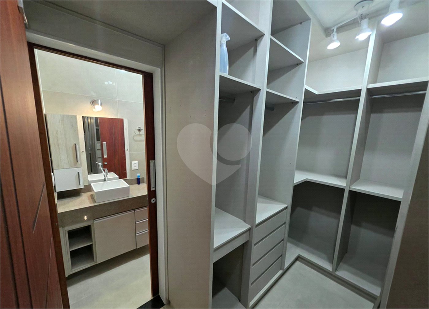 Sobrado 3 quartos 1 suíte e área de lazer
