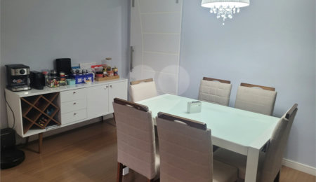 Apartamento de 03 dormitórios totalmente reformado com 02 vagas de Garagem escrituradas e livres.